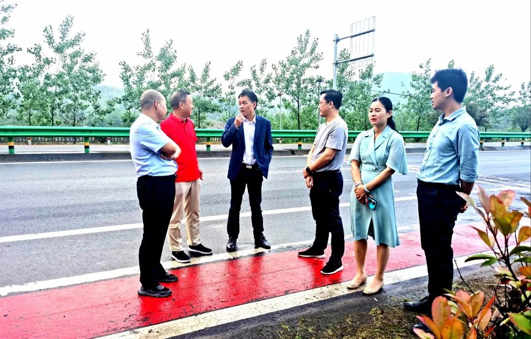 省综合交通中心副主任邓小俭一行到宜春调研指导公路工作